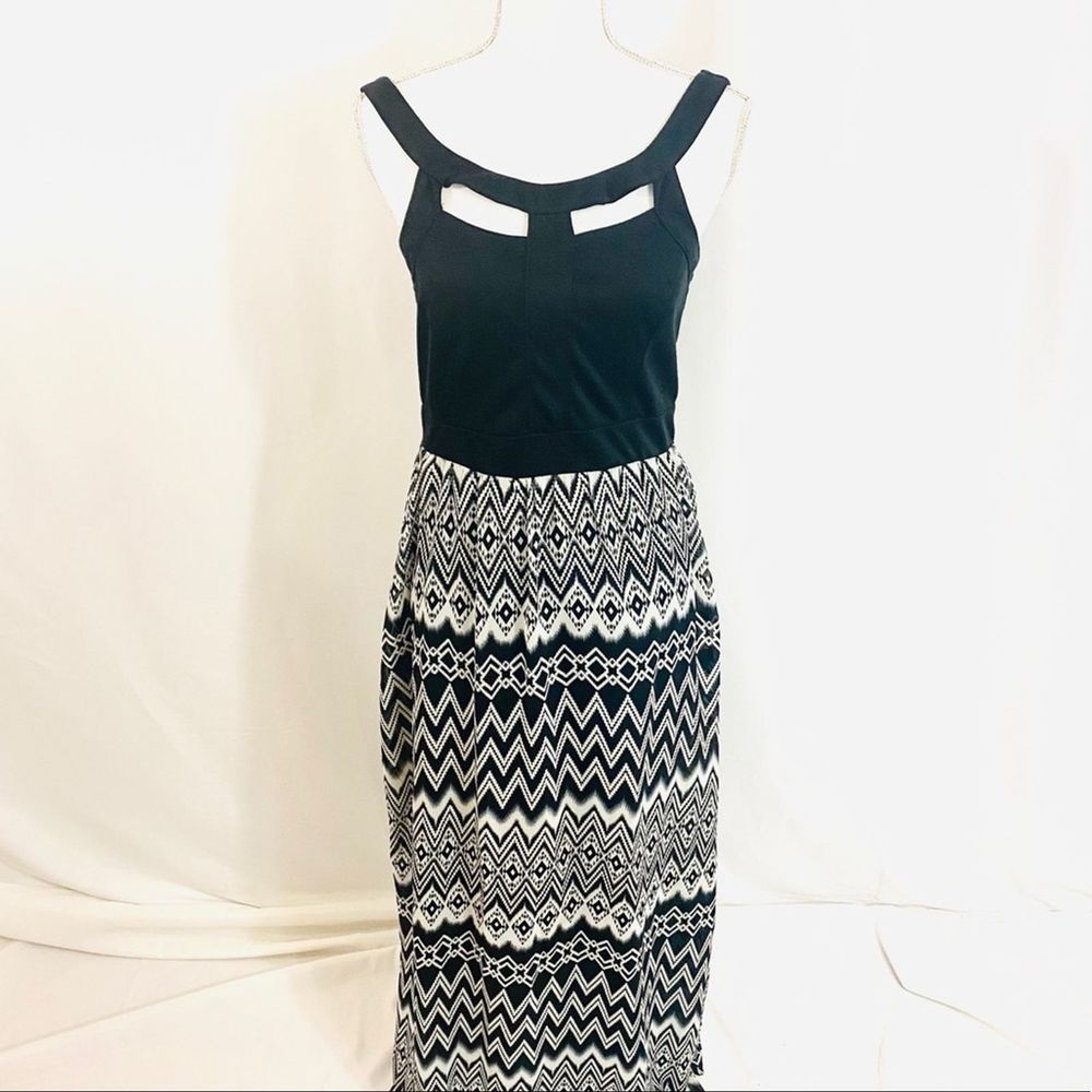 New Look Black & White Chevron Maxi Dress - Picture 3 of 10
